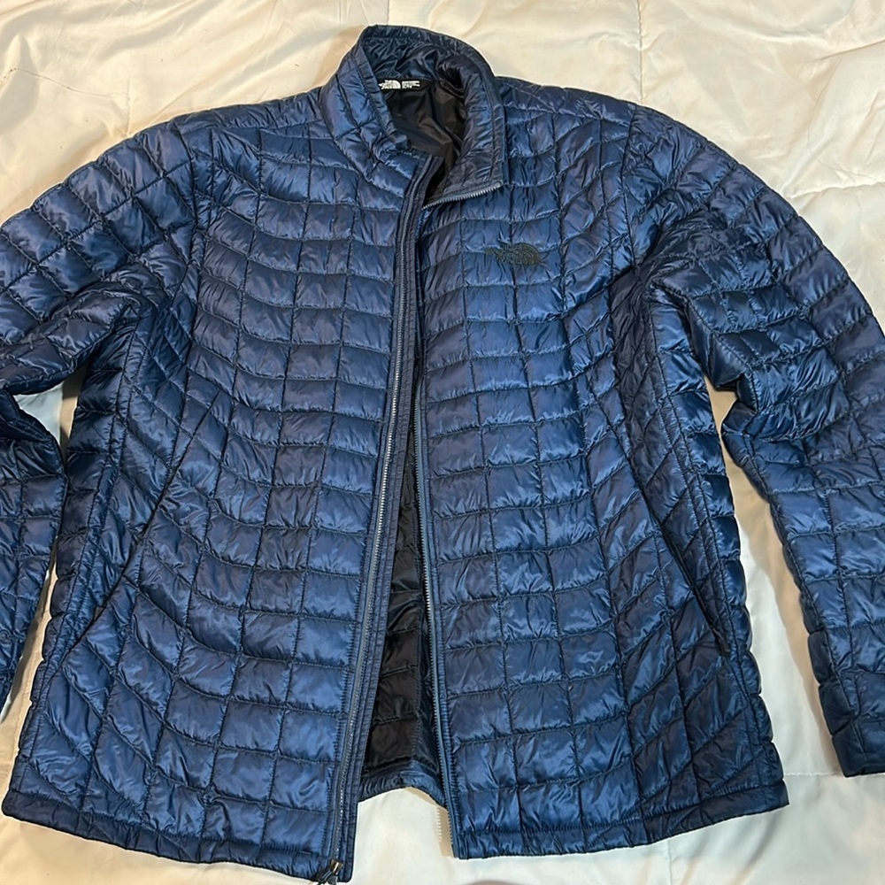 Mens light North Face puffer jacket. Navy. Size XL